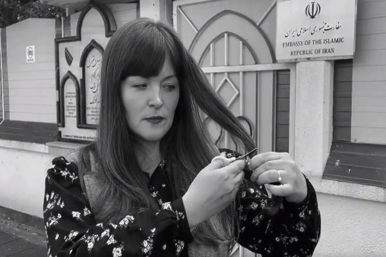 Irma Baralija siječe kosu