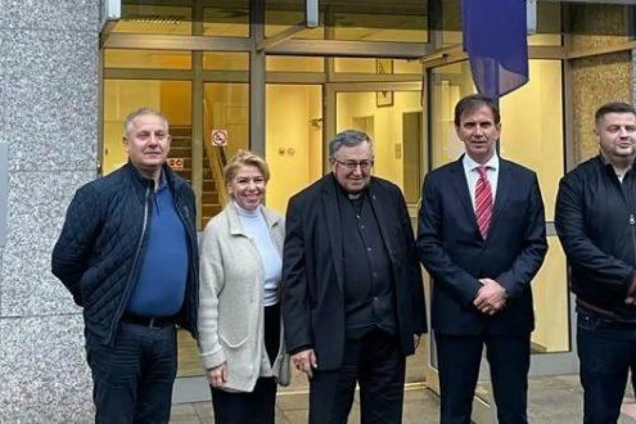 Lončar ispred konzulata u dru&scaron;tvu fratara i monsinjora Puljića