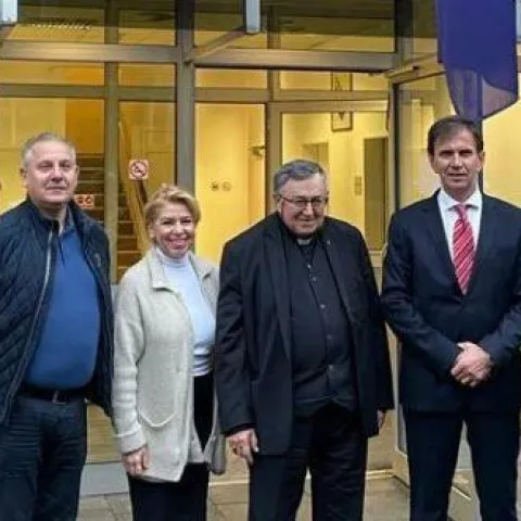 Lončar ispred konzulata u dru&scaron;tvu fratara i monsinjora Puljića