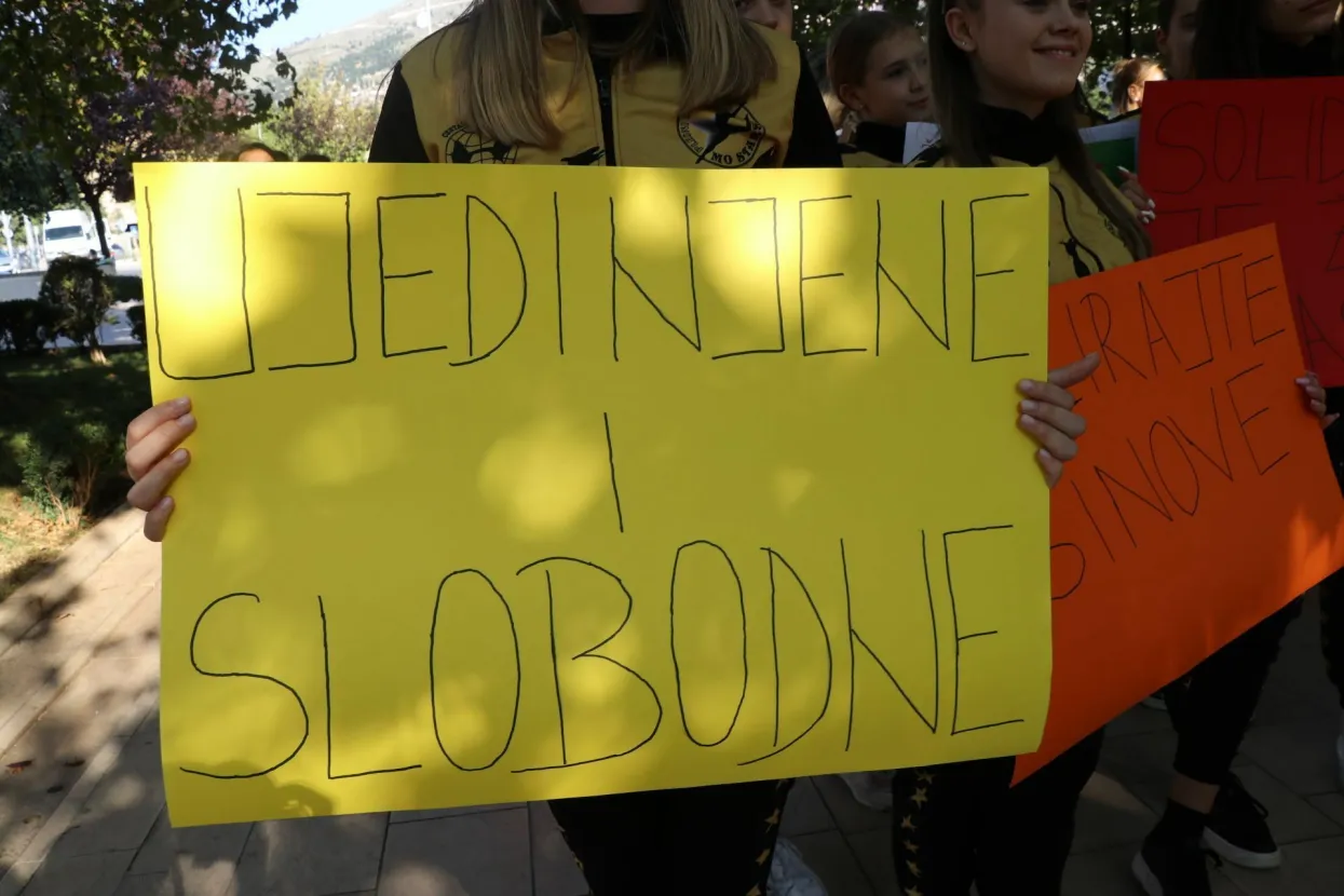 MOSTAR, 14.listopada (FENA) &ndash; Građani Mostara okupili su se u petak na &Scaron;panjolskom trgu u Mostaru u znak protesta zbog ubojstava žena, potaknuti nedavnim slučajem femicida u Bihaću.