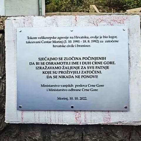 Otkrivena spomen-ploča za zatočene Hrvate u logoru Morinj