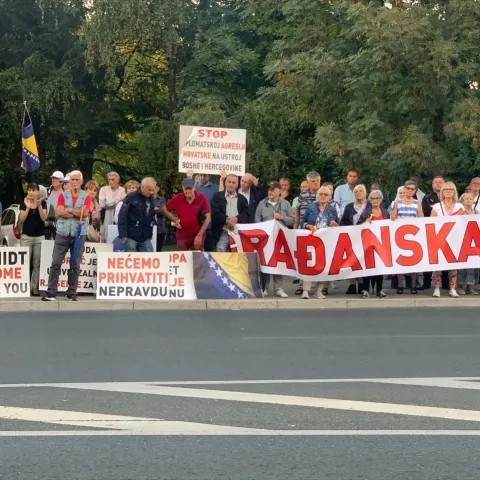 Detalj s prethodnog prosvjeda bo&scaron;njačkih građana pred OHR-om