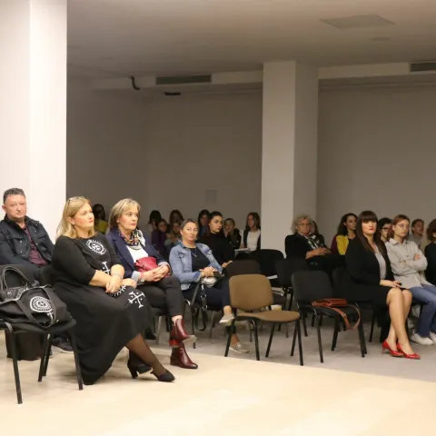 MOSTAR, 20. listopada (FENA) &ndash; U Mostaru je u četvrtak održano javno predavanje na temu "Znamen na koži &ndash; tradicijska tetovaža žena katolkinja &ndash; simbol identiteta i kulture Hrvata iz BiH" na kojoj je prezentirana povijest i simbolika tradicionalnog tetoviranja žena katolkinja u BiH. (Foto FENA/Tomislav Glamuzina)