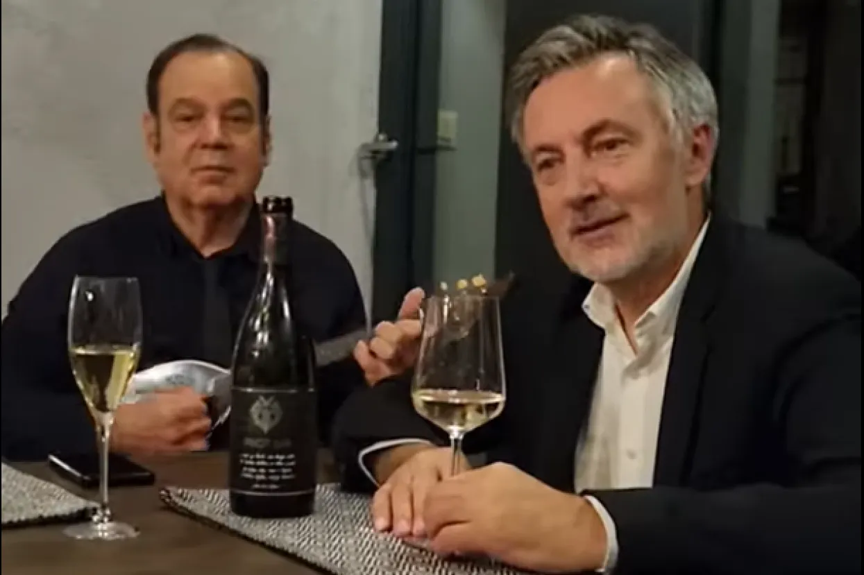 &Scaron;korina izvedbe hita u pratnji virtuoza na tamburi