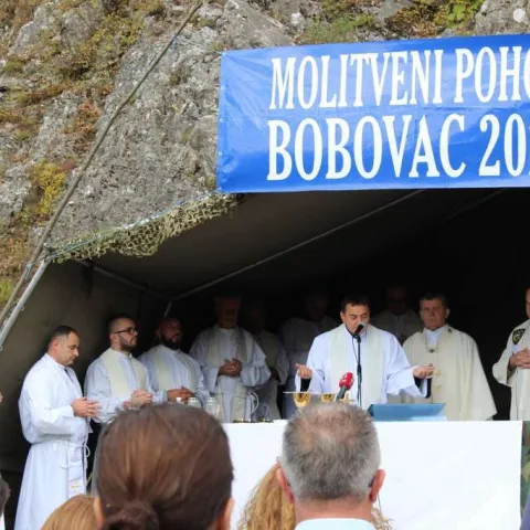 &bdquo;Molitva&nbsp;za Domovinu&ldquo;: Održano vojno i redarstveno hodoča&scaron;će na Bobovac uz dan smrti bosanske kraljice Katarine Kosače-Kotromanić