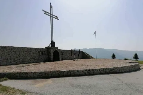 Travnik: O&scaron;tećen spomenik poginulim braniteljima HVO-a i&nbsp;skinuta zastava hrvatskog naroda u BiH