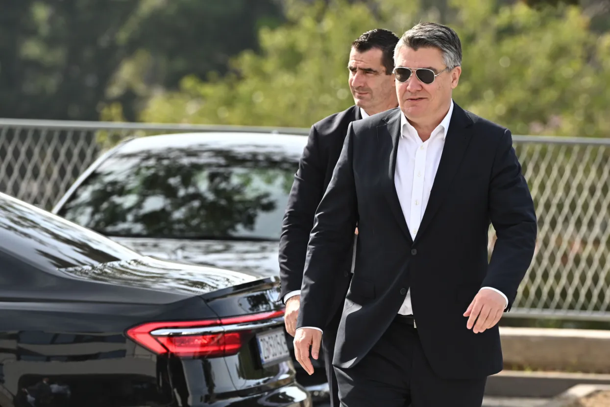 Makarska, 24.10.2022.- Svečana sjednica Gradskog vijeća Grada Makarske povodom obiljeavanja Dana Grada. Na slici predsjednik Republike Zoran Milanović.