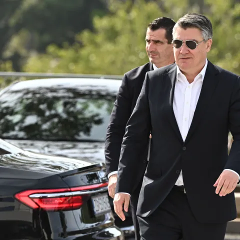 Makarska, 24.10.2022.- Svečana sjednica Gradskog vijeća Grada Makarske povodom obiljeavanja Dana Grada. Na slici predsjednik Republike Zoran Milanović.