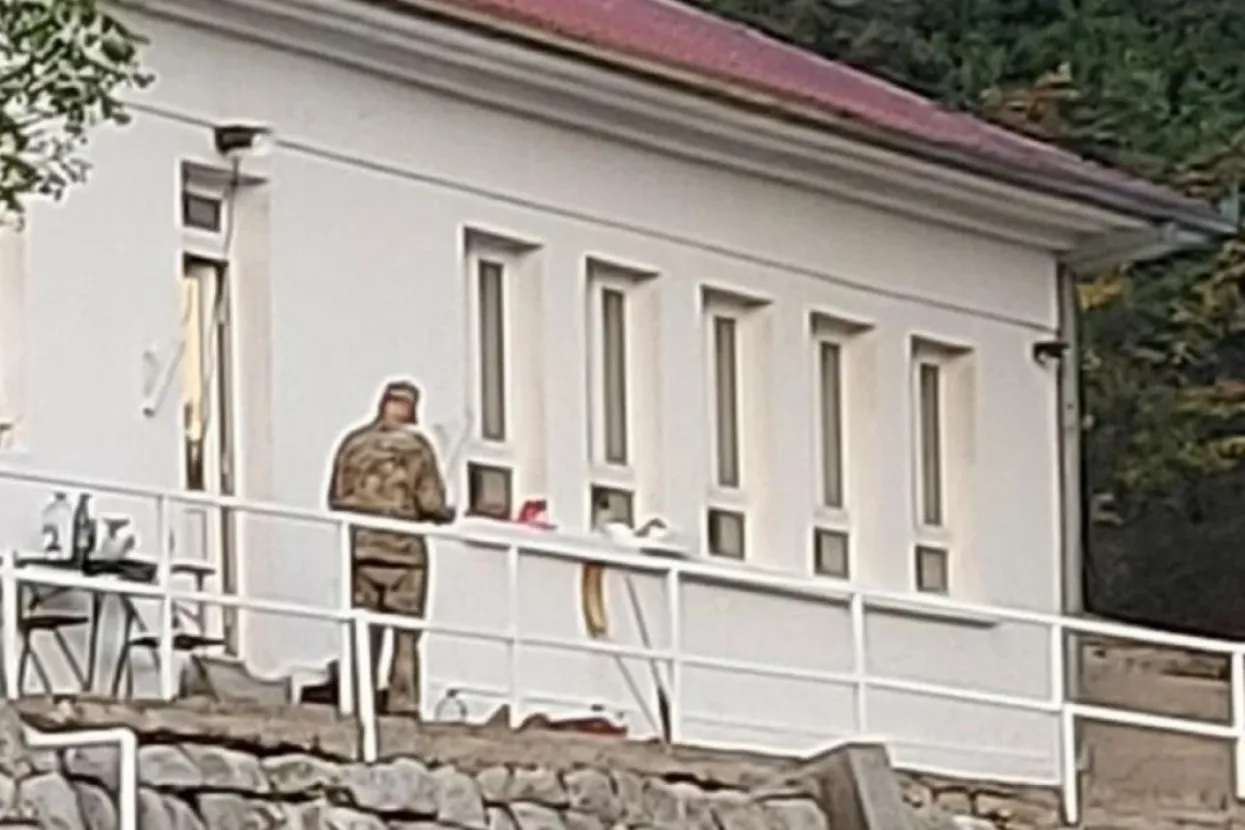 Vojska kod spomen obilježja