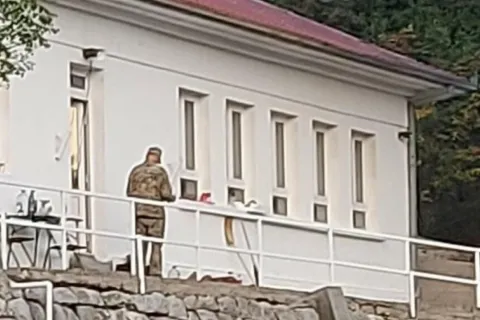 Vojska kod spomen obilježja