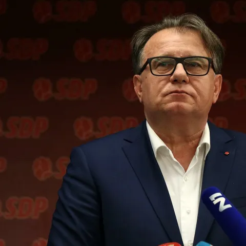 Nermin Nik&scaron;ić