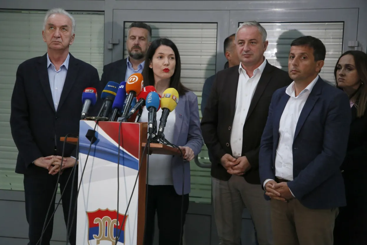 SARAJEVO, 21. listopada (FENA) - Predsjednik SDS-a Mirko &Scaron;arović izjavio je danas u Istočnom Sarajevu da su izborne prevare od strane vlasti u RS-u masovne, te da opozicija očekuje ponavljanje izbora na većem broju biračkih mjesta.