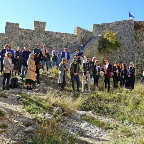 BLAGAJ, 25. listopada - Polaganjem vijenca i paljenjem svijeća u ponedjeljak je na tvrđavi hercega Stjepana Kosače (Stjepan grad) u Blagaju obilježena 543. godišnjica smrti kraljice Katarine Kosače-Kotromanić.