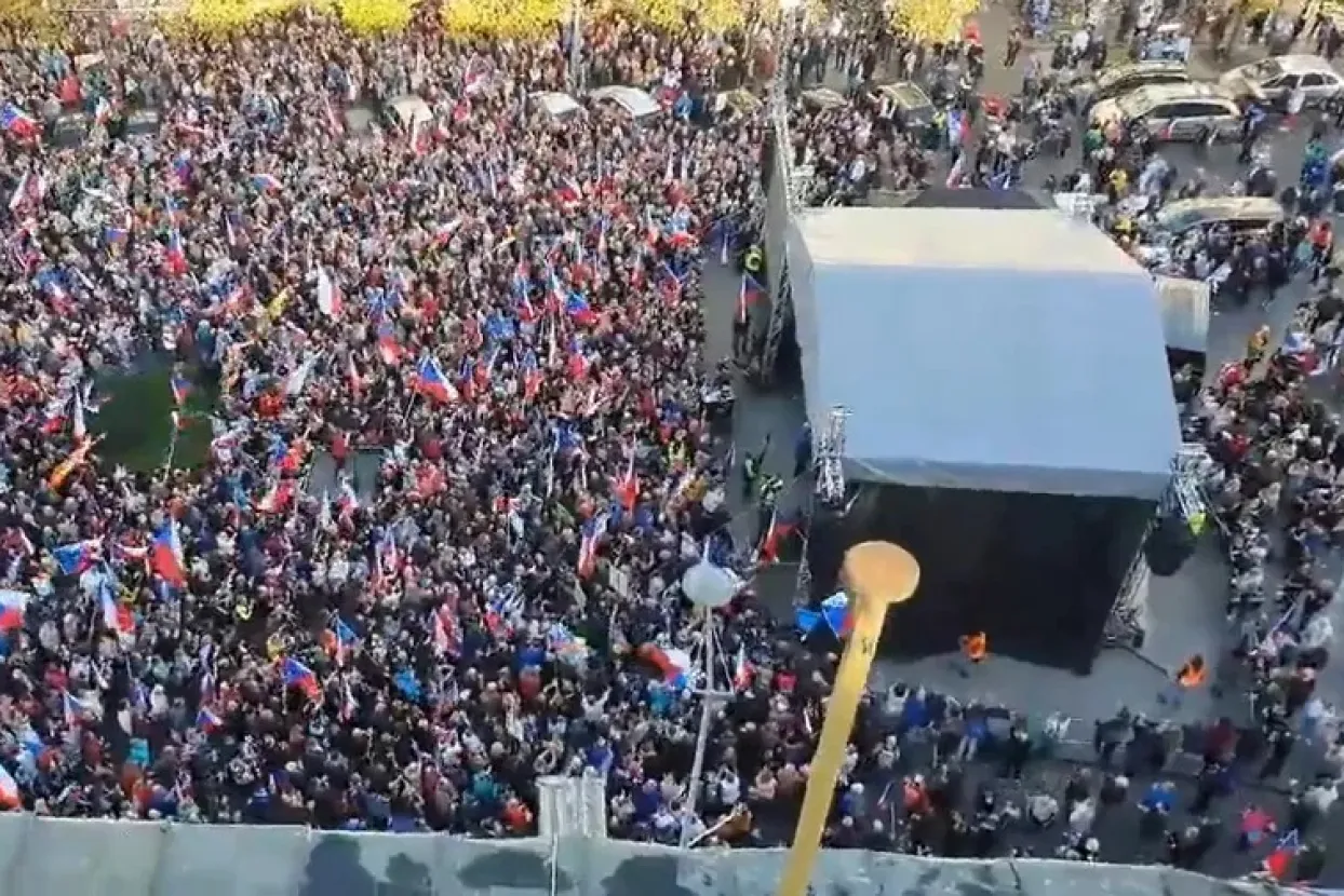 Tisuće Čeha je na ulicama traže&nbsp;prijevremene izbore