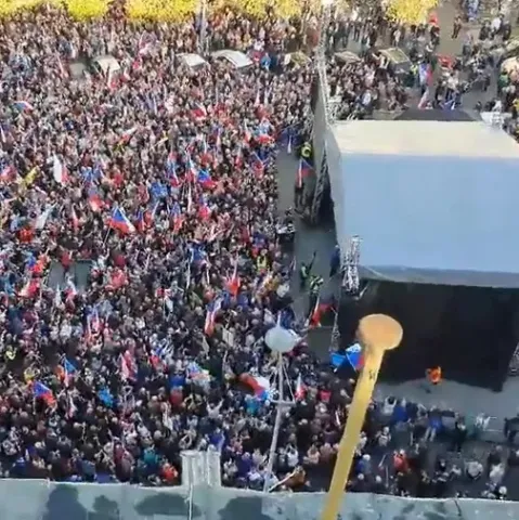 Tisuće Čeha je na ulicama traže&nbsp;prijevremene izbore