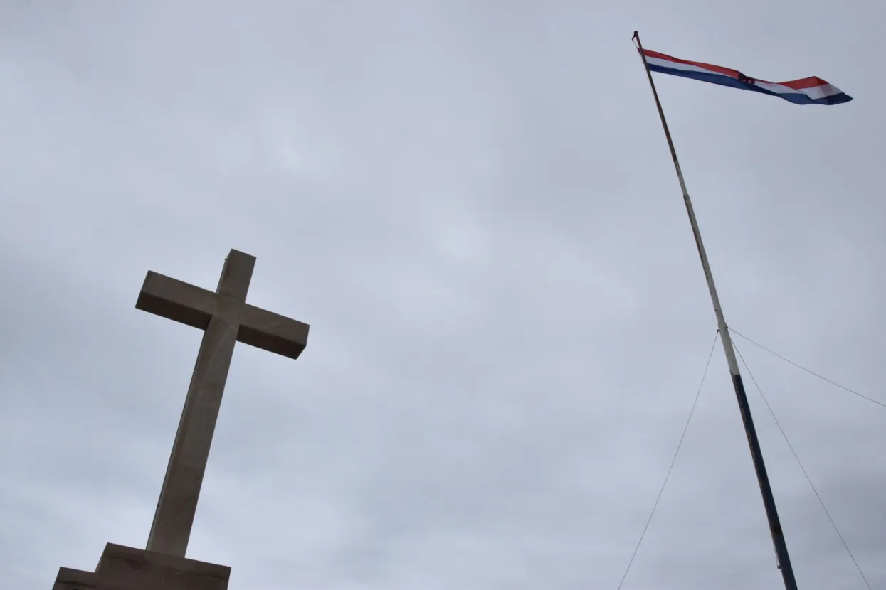 Dubrovnik, 1.10.2022. &ndash; U sklopu programa "Da se ne zaboravi" i 31. godi&scaron;njice srpsko-crnogorskog napada na Dubrovnik, u subotu su položeni vijenci kod spomen križa na brdu Srđ. Foto HINA/ Baldo MARUNČIĆ