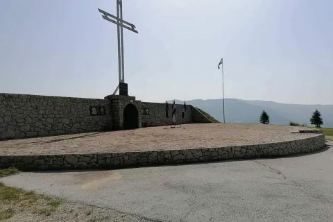 Travnik: O&scaron;tećen spomenik poginulim braniteljima HVO-a i&nbsp;skinuta zastava hrvatskog naroda u BiH