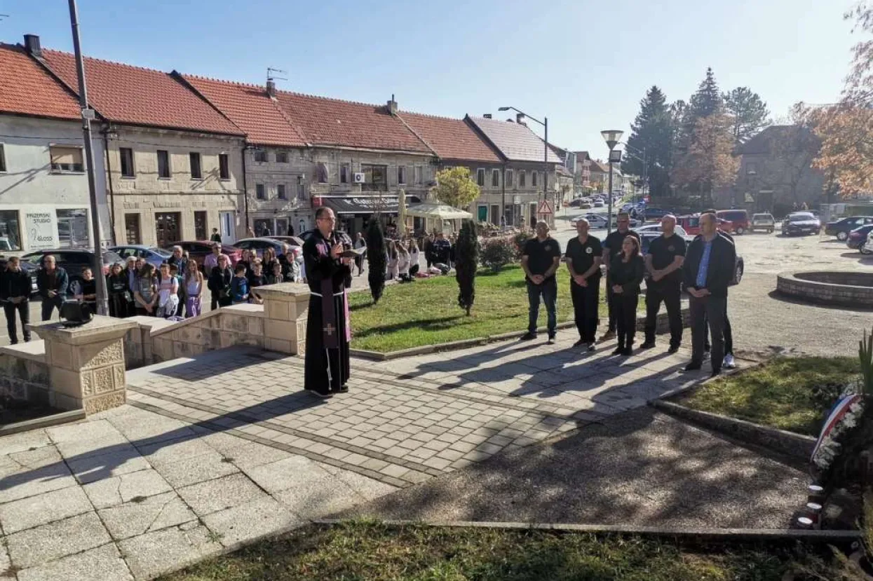 Tomislavgrad: Položeni vijenci i zapaljene svijeće za poginule i nestale hrvatske branitelje