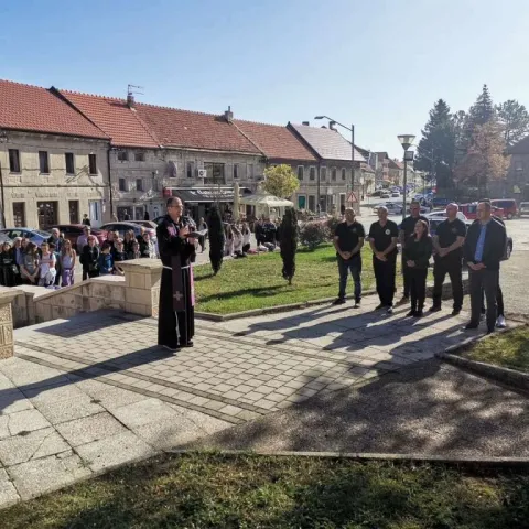 Tomislavgrad: Položeni vijenci i zapaljene svijeće za poginule i nestale hrvatske branitelje