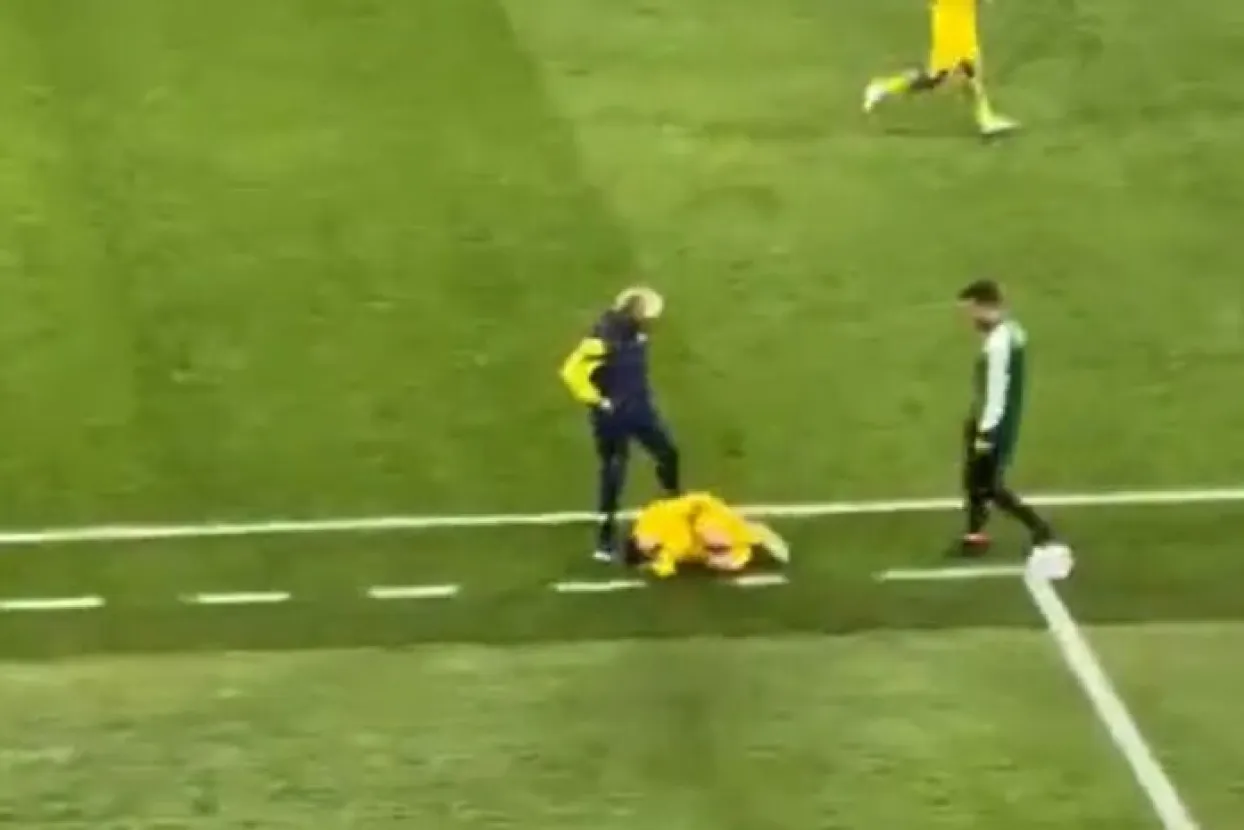 Čuveni trener &scaron;utnuo nogometa&scaron;a na zemlji