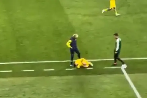 Čuveni trener &scaron;utnuo nogometa&scaron;a na zemlji