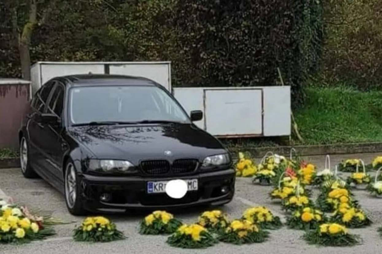 BMW okružen cvjetnim aranžmanima