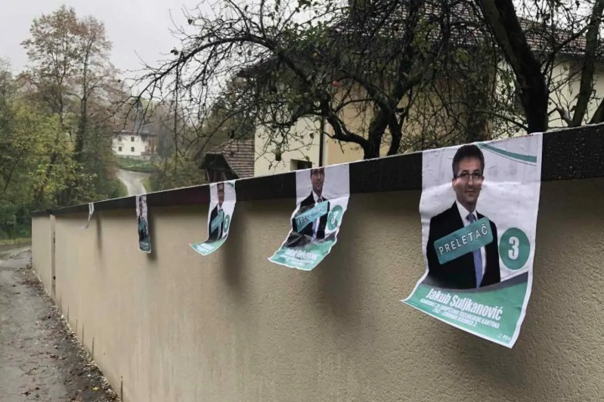 Građani pred kućom zastupnika PDA traže da vrati mandat, plakatima mu poručuju da je "preletač"