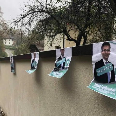 Građani pred kućom zastupnika PDA traže da vrati mandat, plakatima mu poručuju da je "preletač"