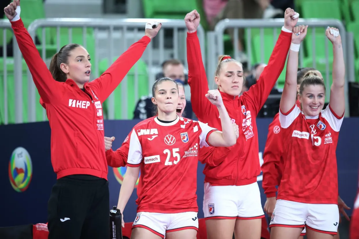 06.11.2022., Ljubljana, Slovenija - Arena Stozice, Europsko prvenstvo rukometasica, grupa A: Hrvatska - Madjarska.

Lara Buric, Dora Kalaus Photo: Sanjin Strukic/PIXSELL