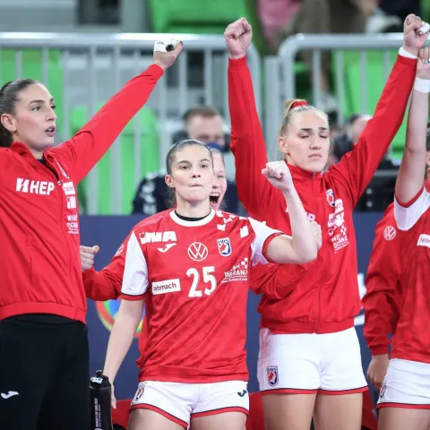 06.11.2022., Ljubljana, Slovenija - Arena Stozice, Europsko prvenstvo rukometasica, grupa A: Hrvatska - Madjarska.

Lara Buric, Dora Kalaus Photo: Sanjin Strukic/PIXSELL