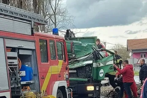 Uni&scaron;teni kamion u kojem se nalazio poginuli vozač