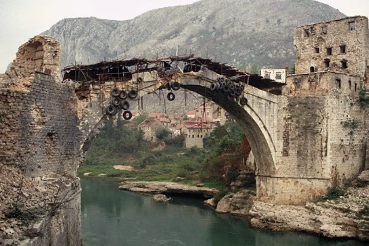 Razru&scaron;eni Stari most u Mostaru