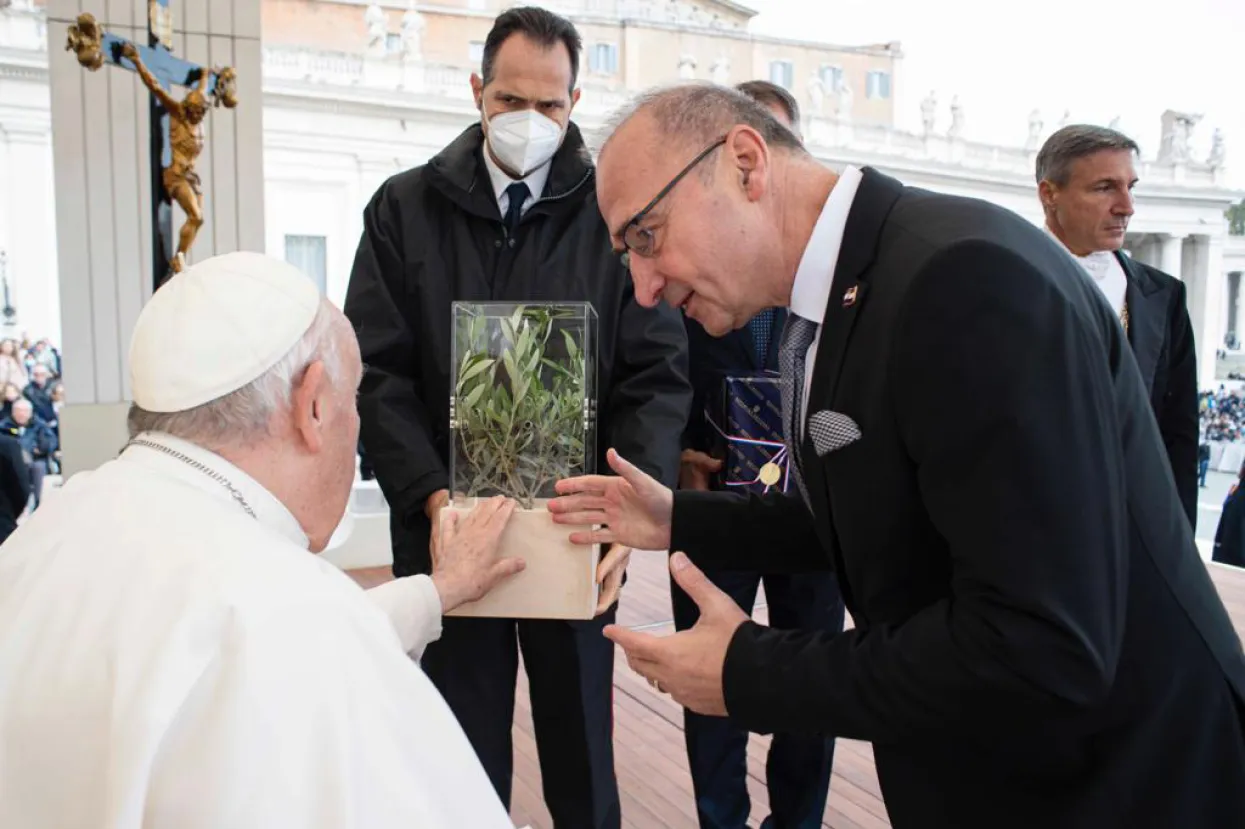 Rim, 9.11.2022.- Ministar vanjskih i europskih poslova Gordan Grlić Radman, ministrica turizma i sporta Nikolina Brnjac i saborska zastupnica Marijana Petir sudjelovali su na općoj audijenciji pape Franje. Na slici papa Franjo i Gordan Grlić Radman.