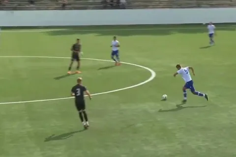 Luka Vušković zabija s vlastite polovice terena