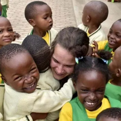 Monika Milićević s djecom u Ruandi