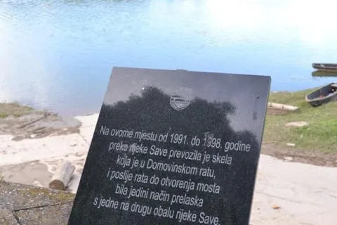 Spomen ploča u čast prijevozu u vrijeme Domovinskog rata