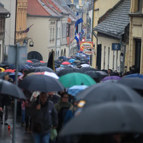 Vukovar, 18.11.2022.- Križnim putem - Kolonom sjećanja od vukovarske Nacionalne memorijalne bolnice Dr. Juraj Njavro do Memorijalnog groblja žrtava iz Domovinskog rata, građani Vukovara i brojni domoljubi pristigli iz cijele Hrvatske i BiH, odaju u petak počast žrtvi Vukovara u Domovinskom ratu.