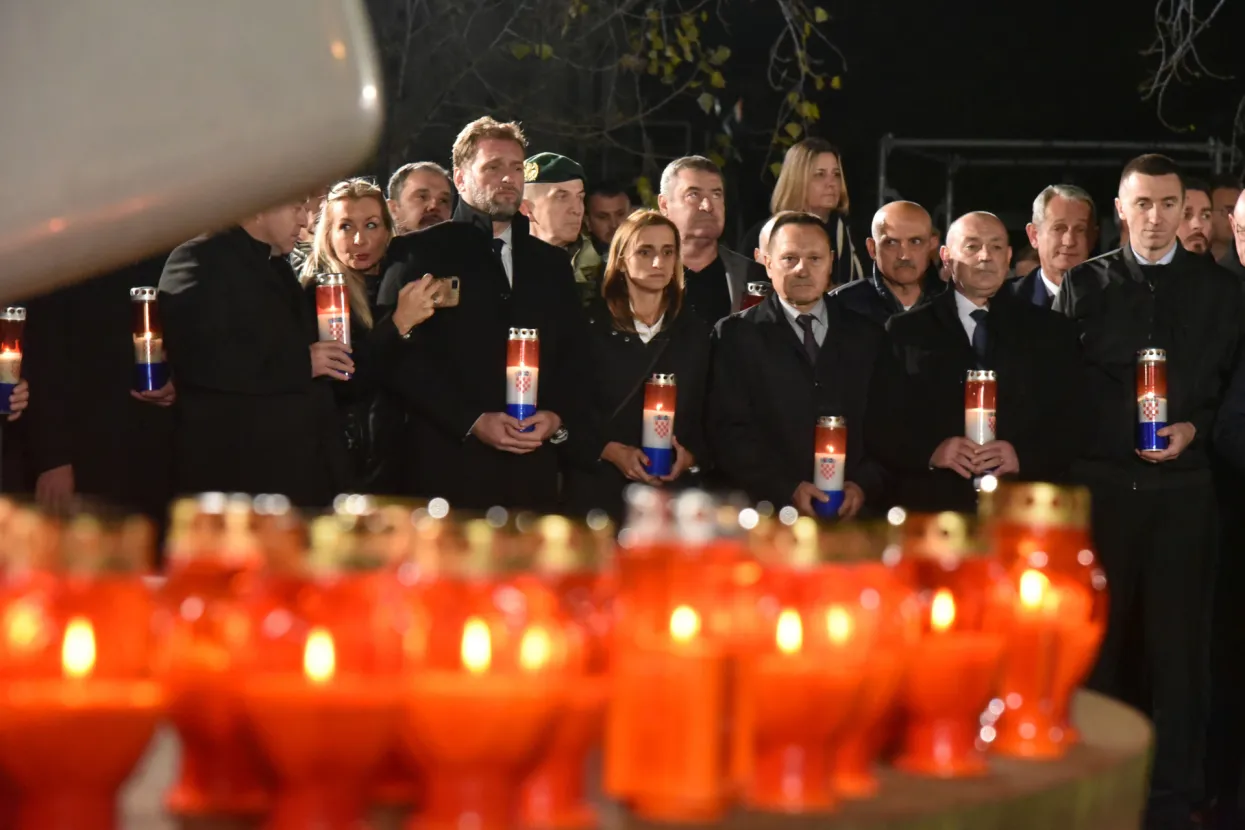 Povodom Dana sjećanja na žrtve Domovinskog rata i Dana sjećanja na žrtvu Vukovara i &Scaron;kabrnje molitva i paljenje svijeća u krugu Nacionalne memorijalne bolnice Vukovar. Na fotografiji Mario Banožić, Branko Borković, Tomo Medved, Ivan Penava.