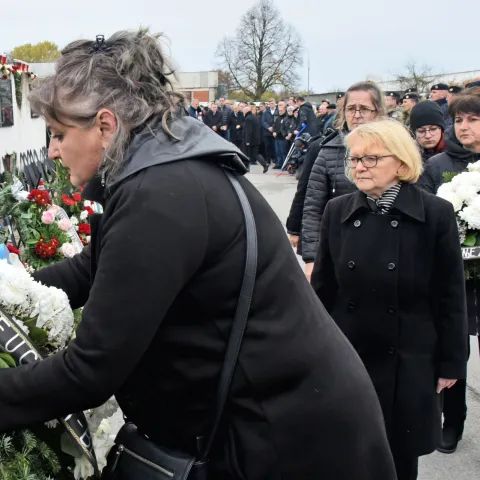 Vukovar, 19.11.2022.- Komemorativnim programom &quot;rtva Borovo naselja za domovinu&quot;, polaganjem vijenaca i paljenjem svijeća kod ostataka Borovo commerca u čijem se podrumu 1991. nalazila Ratna bolnica i sklonite, u subotu je obiljeena 31. obljetnica stradanja vukovarske četvrti Borovo naselje.