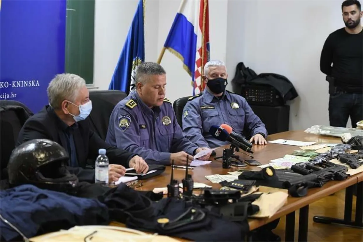 Sve ovo policija je zaplijenila od Dražena Kostana, koji je pripremao terorističke napade protiv najvi&scaron;ih državnih dužnosnika