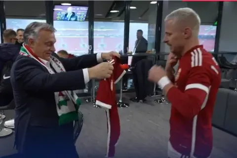 Viktor Orban na utakmici s &scaron;alom s kartom&nbsp;velike Mađarske