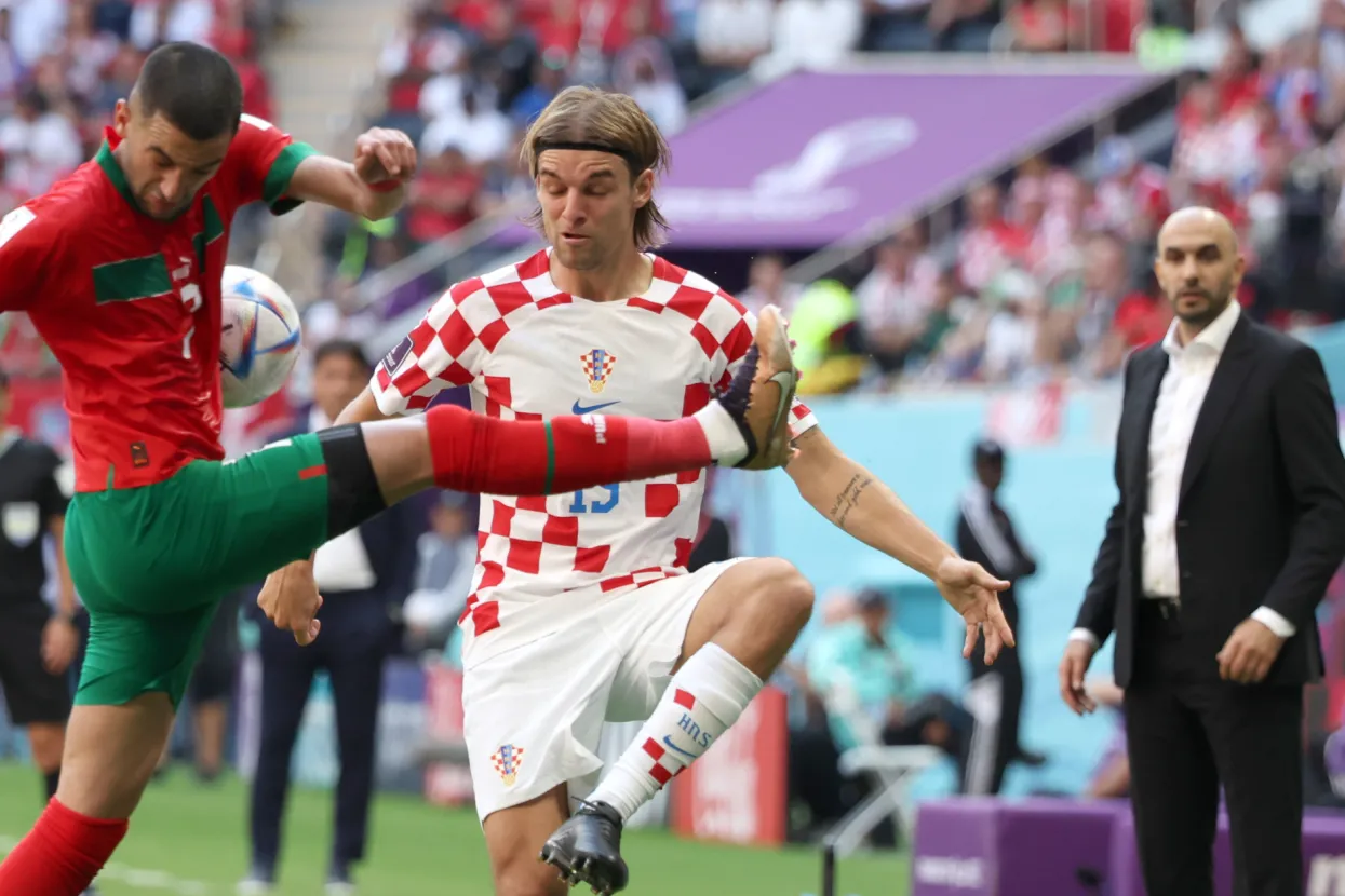 Doha, 23.11.2022.- Utakmica 1.kola F supine Svjetskog nogometnog prvenstva Katar 2022, Hrvatska - Maroko na stadionu Al. Bayt.
Na fotografiji Hakim Ziyech, Borna Sosa, Walid Regragui.