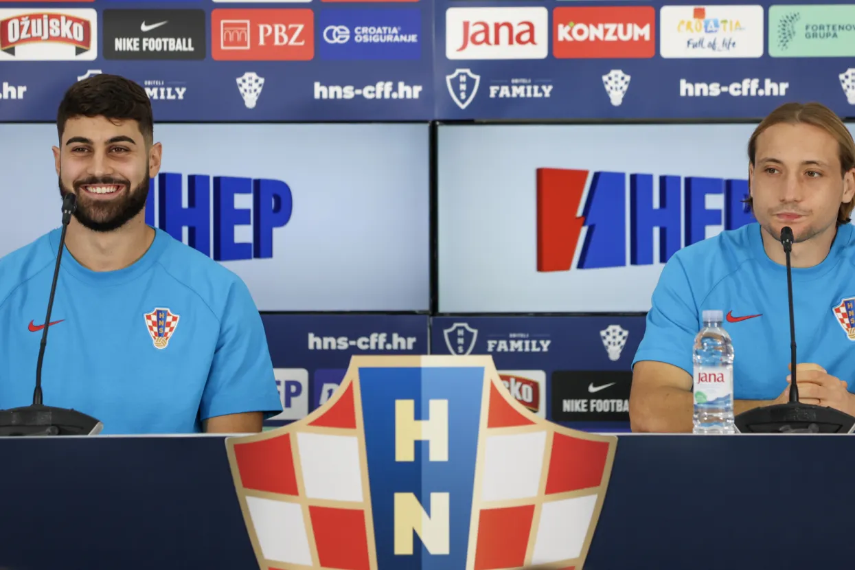 Doha, 25.11.2022 - Konferencija za medije Hrvatske nogometne reprezentacije u trening kampu Al Ersal 3 u Dohi. Na slici Lovro Majer i Jo&scaron;ko Gvardiol.