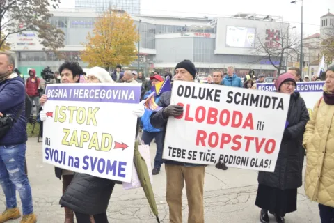 Okupljanje ispred Parlamenta BiH