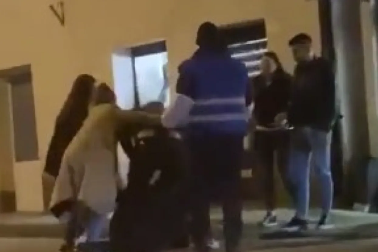 Kako se može vidjeti na videu jedan policajac je pretučen