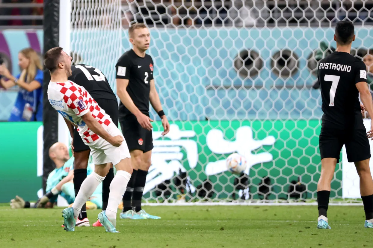 Doha, 27.11.2022. - Utakmica 2. kola F skupine SP-a Katar 2022 Hrvatska - Kanada na stadionu Khalifa. Na slici Atiba Hutchinson, Josip Juranović, Alistair Johnston, Stephen Eust&aacute;quio.