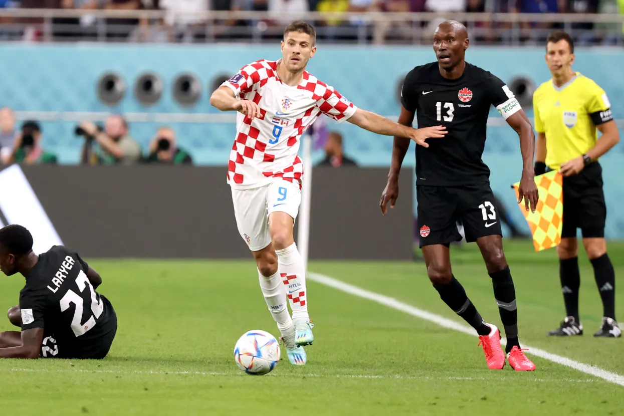 Doha, 27.11.2022. - Utakmica 2. kola F skupine SP-a Katar 2022 Hrvatska - Kanada na stadionu Khalifa. Na slici Andrej Kramarić, Atiba Hutchinson.
