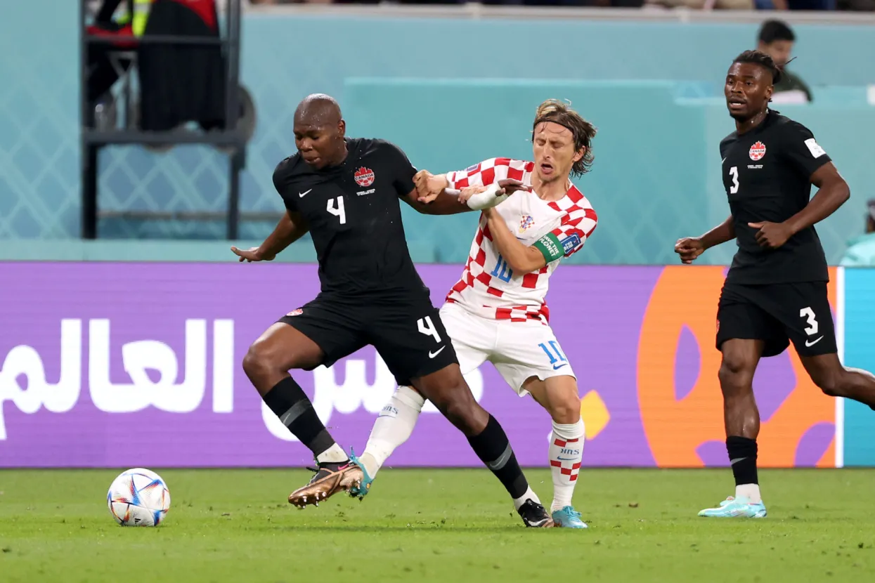 Doha, 27.11.2022. - Utakmica 2. kola F skupine SP-a Katar 2022 Hrvatska - Kanada na stadionu Khalifa. Na slici Kamal Miller, Luka Modrić, Alistair Johnston.