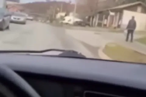 Kosovo: Snimio se kako udara pješaka