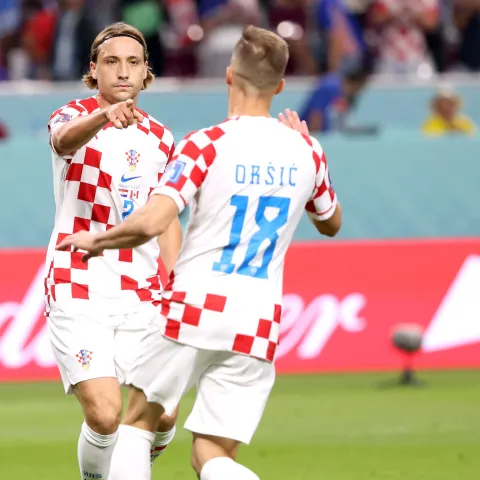 Doha, 27.11.2022. - Utakmica 2. kola F skupine SP-a Katar 2022 Hrvatska - Kanada na stadionu Khalifa. Na slici Lovro Majer, Mislav Or&scaron;ić.